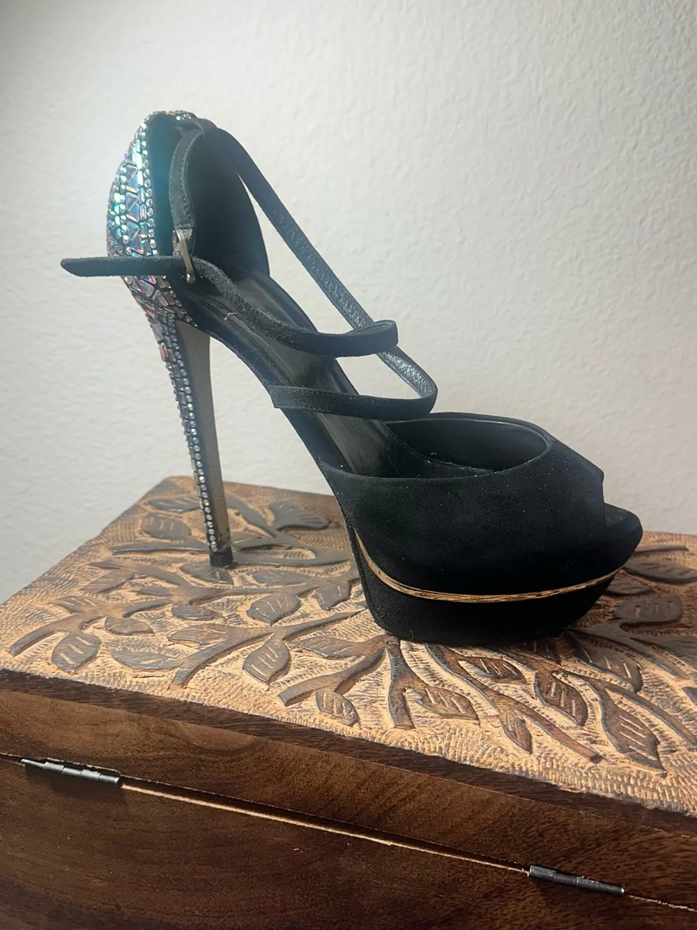 Le Silla Italian originals Black Jeweled Platform Peep-Toe pumps